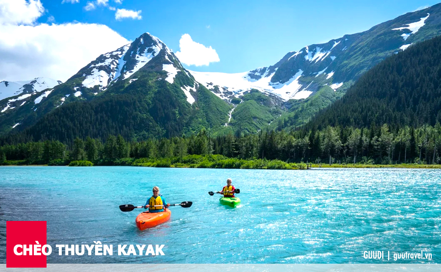 Bạn có thể chèo thuyền Kayak đơn hoặc đôi qua vùng biển Alaska xung quanh quần đảo Tatoosh