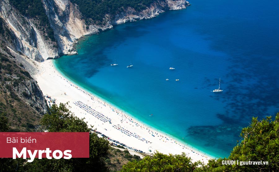 Bãi biển Myrtos với hình dáng cong đẹp tựa như vầng trăng khuyết