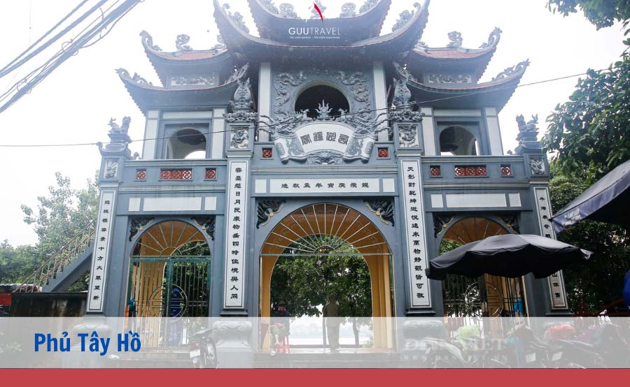 Đến Phủ Tây Hồ để cầu may mắn, bình an cho năm mới