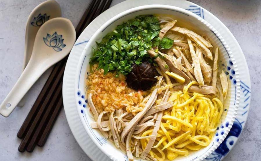 Thưởng thức bún thang thơm ngon chuẩn vị khi du lịch Tết Hà Nội
