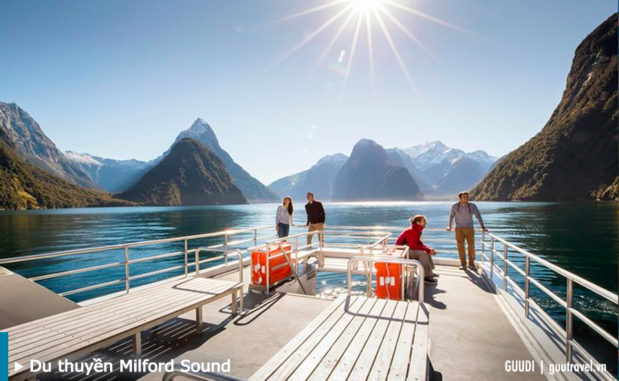 Bạn nên đặt một Du thuyền Milford Sound qua đêm