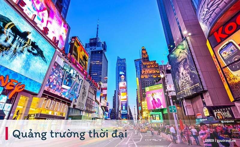 Quảng trường thời đại đầy bảng hiệu sắc màu