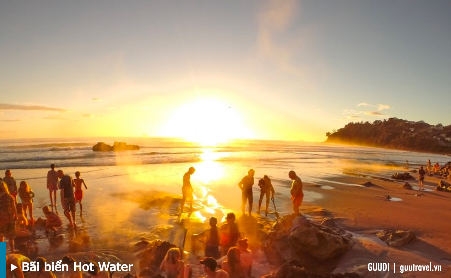 Đào một hồ bơi nước nóng ở bãi biển Hot Water