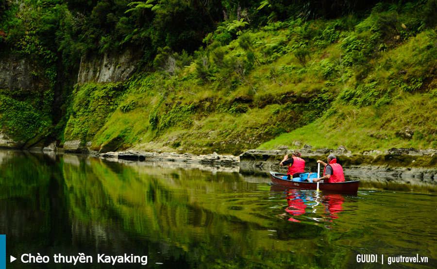 Khám phá hang sâu phát sáng