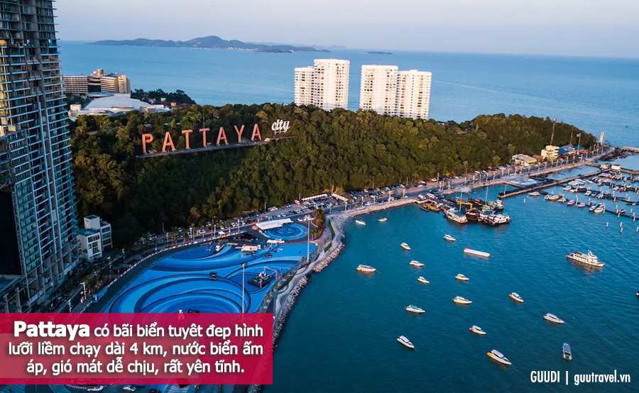 Pattaya có bãi biển tuyệt đẹp hình lưỡi liềm chạy dài 4 km, nước biển ấm áp, gió mát dễ chịu, rất yên tĩnh.