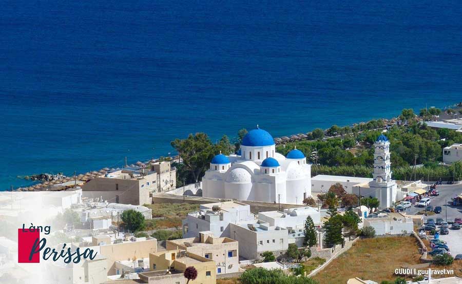 Làng Perissa nổi tiếng với bãi biển cát trắng tuyệt đẹp