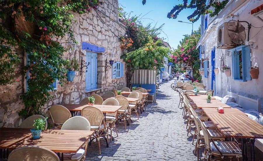 Alacati được xây dựng theo phong cách Địa Trung Hải, nhưng chịu nhiều ảnh hưởng của kiến trúc Hy Lạp