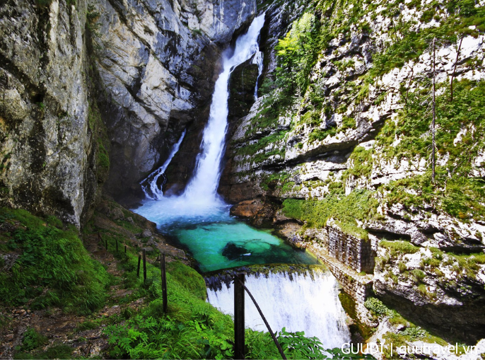 Thác Savica (Savica Waterfall)