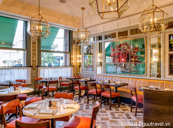 Thưởng thức điều hòa không khí tại Ivy Café, nhà hàng đẹp đẽ ngay con đường từ Common