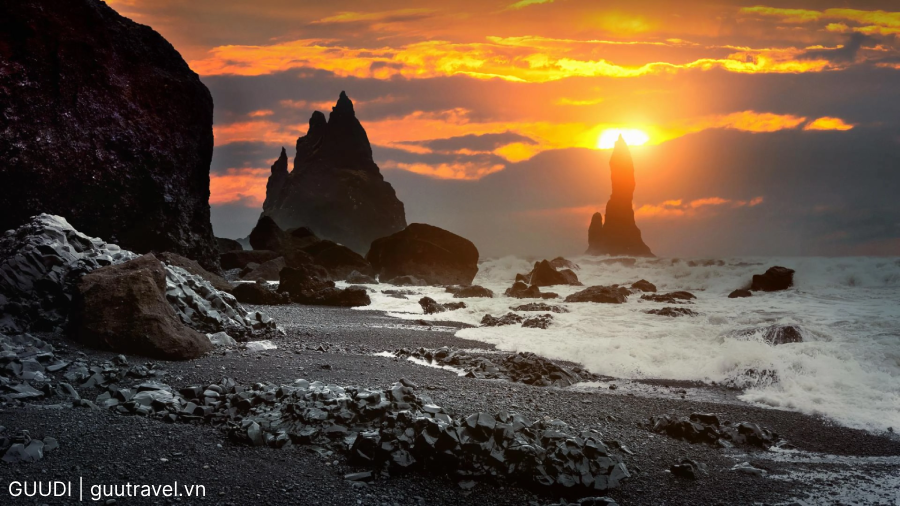 Bãi biển cát đen ở Iceland