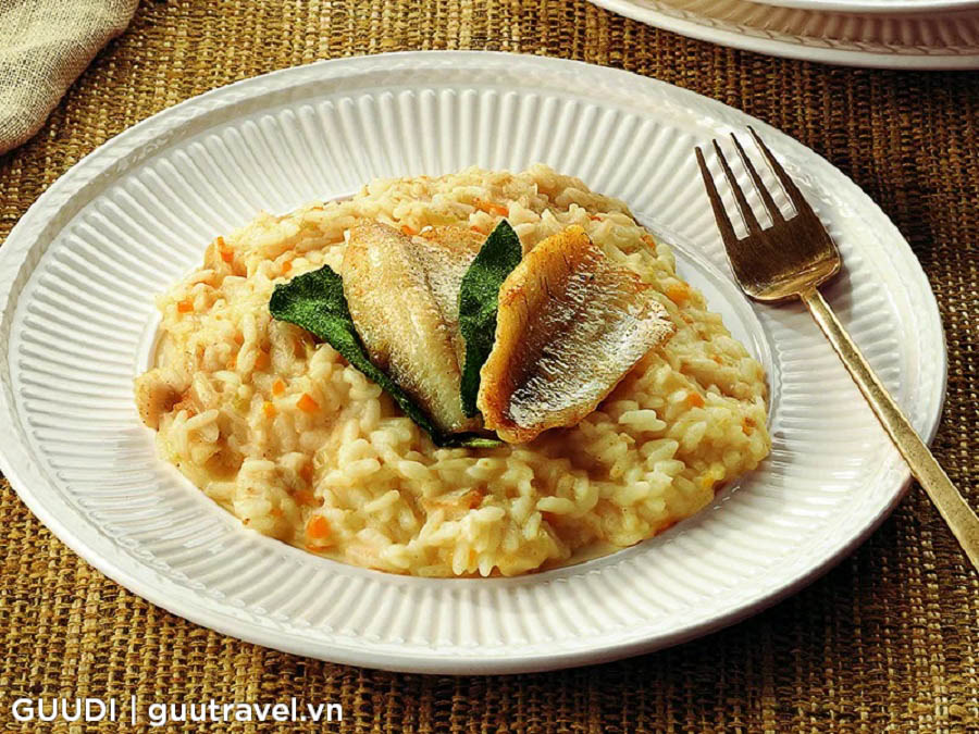 Món Risotto al Pesce Persico ở hồ como