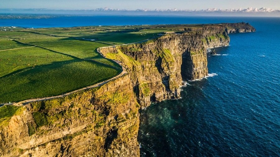 vách đá cliffs of moher