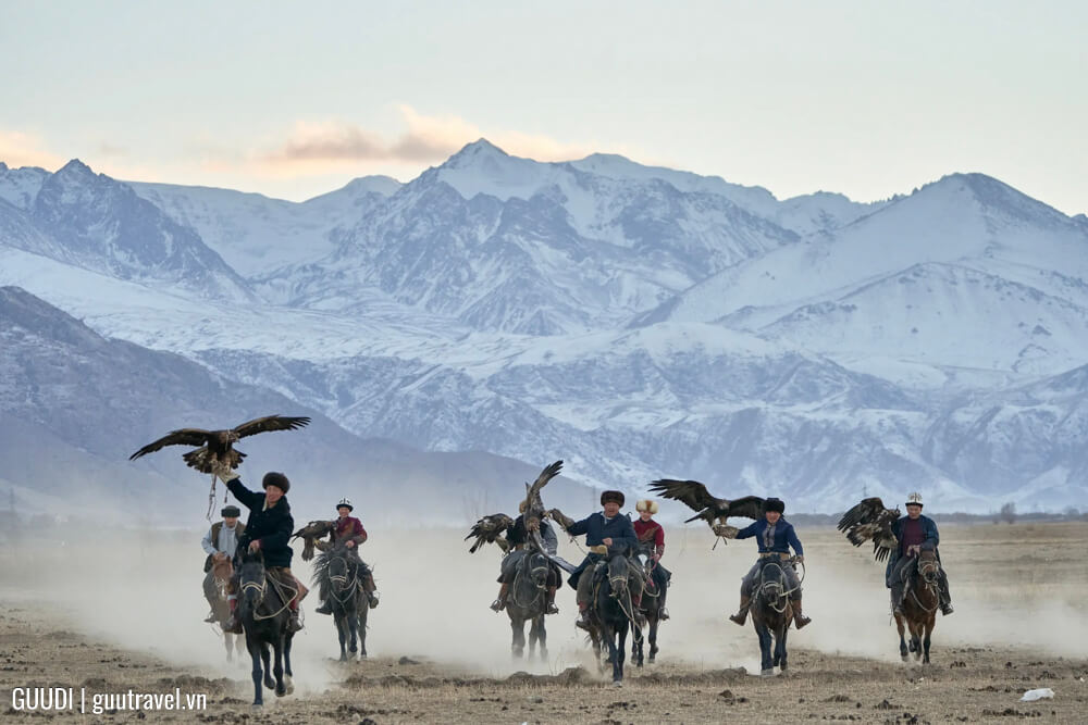EAGLE HUNTING SHOW