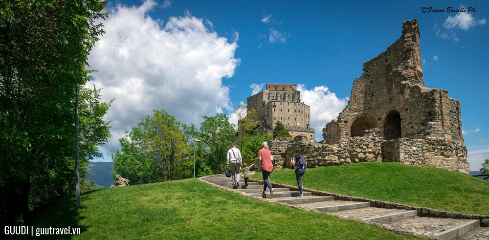 Tu viện cổ Sacra di San Michele