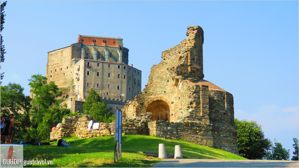 Tu viện cổ Sacra di San Michele