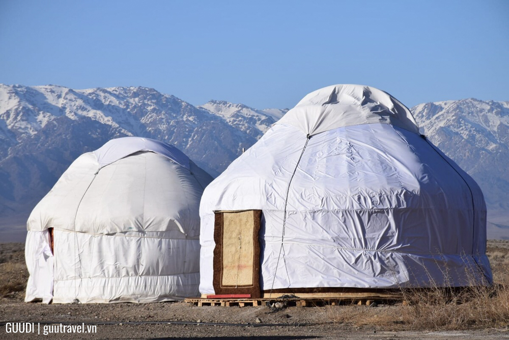 Matai Yurts ở Shygan, Altyn-Emel, kazakhstan
