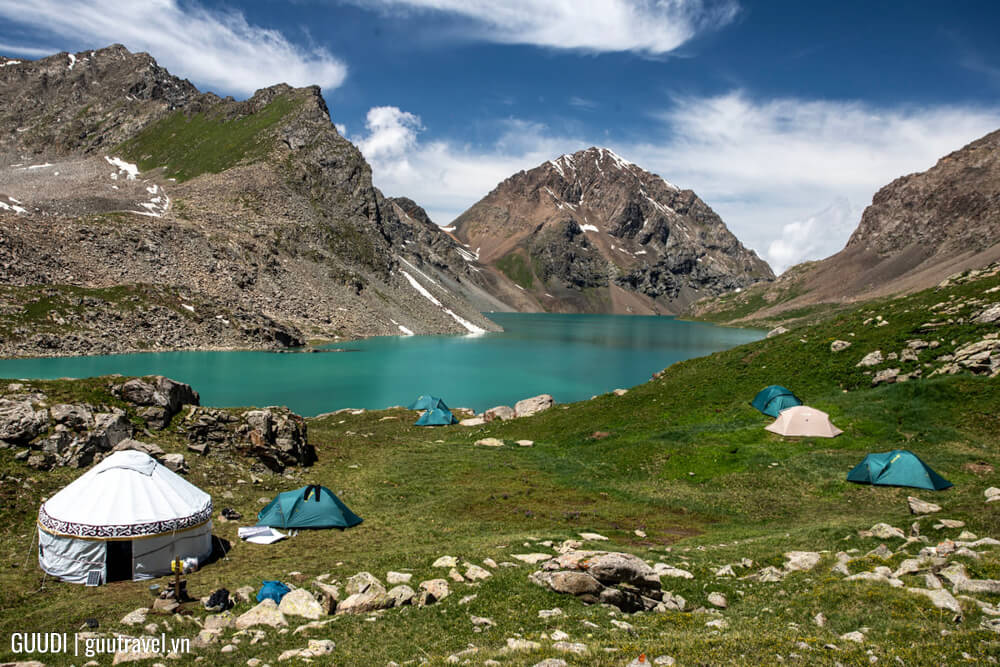 Yurt Camp bên hồ Karakul