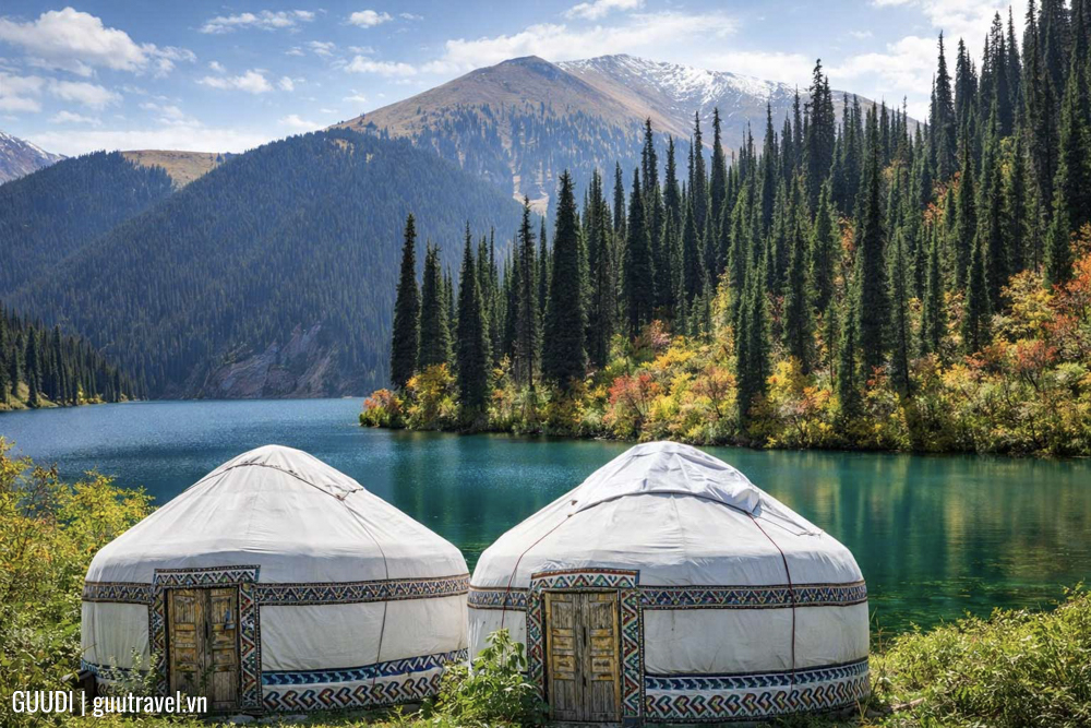 Yurt Camp tại khu vực Kolsai Lakes, kazakhstan