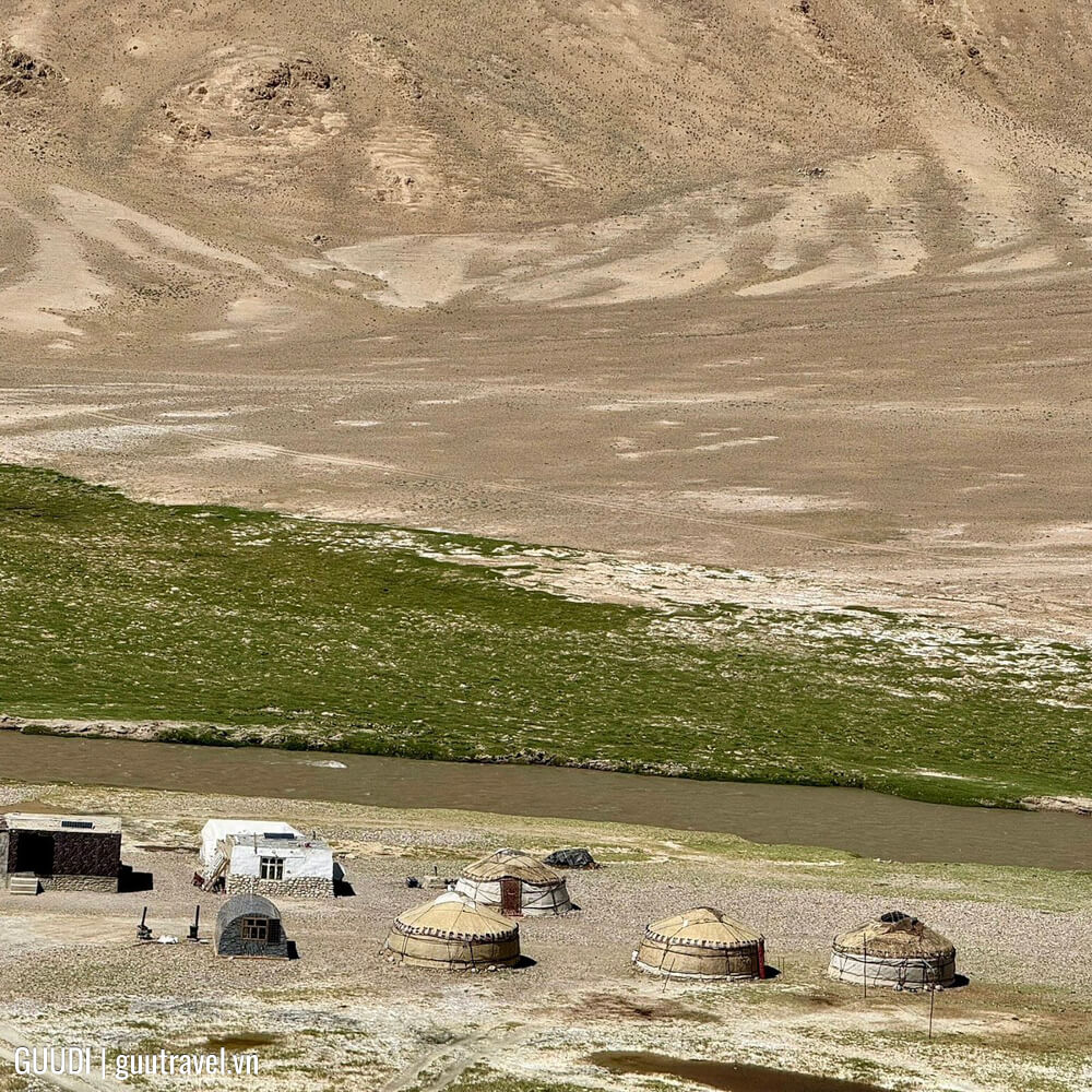 Yurt Camp Bash-Gumboz (thung lũng Alichur)