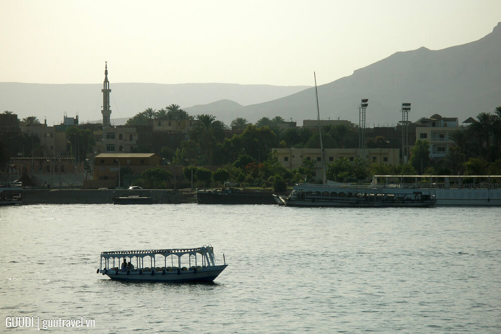 Tàu du thuyền sông